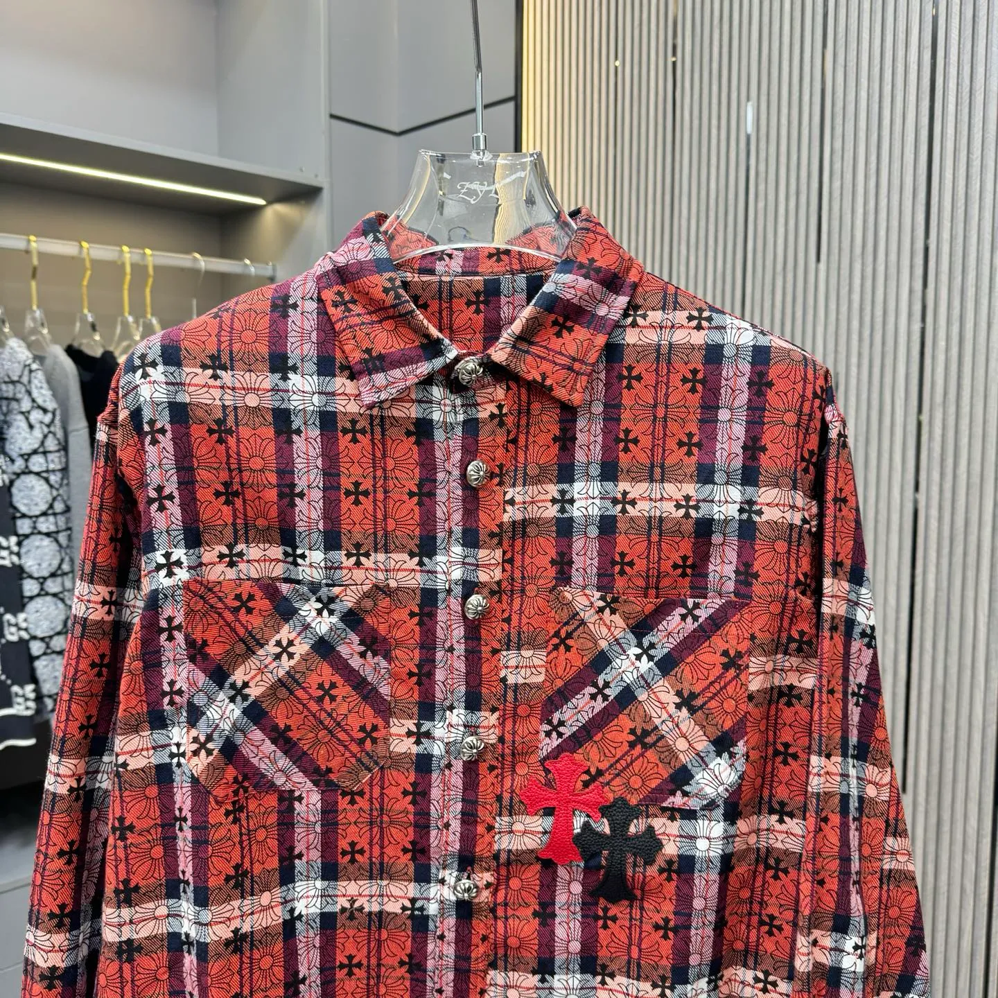 🅿️290 new arrival🆕 CH Crow Heart Horseshoe printing technology with hardware fasteners | Mid-length shirt jacket with lapel, horseshoe logo woven; letter logo buttons, the upper body effect is straight and stylish; cuff buttons are all cross buttons, and the inside is hemmed; noteworthy details are closed, the square mark on the hem must be a three-line motorcycle, not a flat machine sewing. A single piece is overweight. This quality is only available in red. Color: picture color. Size: S-xxl.